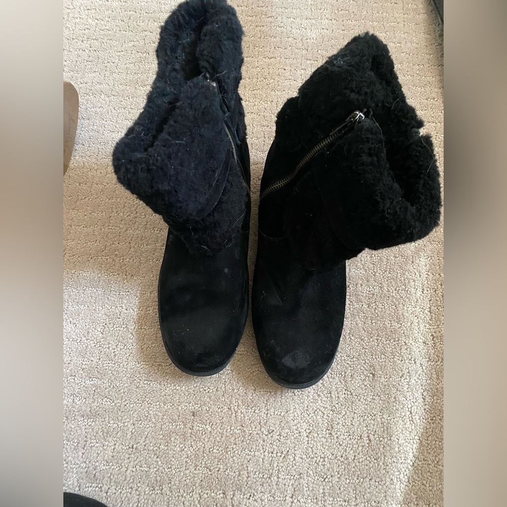 Black UGG boots with Sherpa lining and zippers.